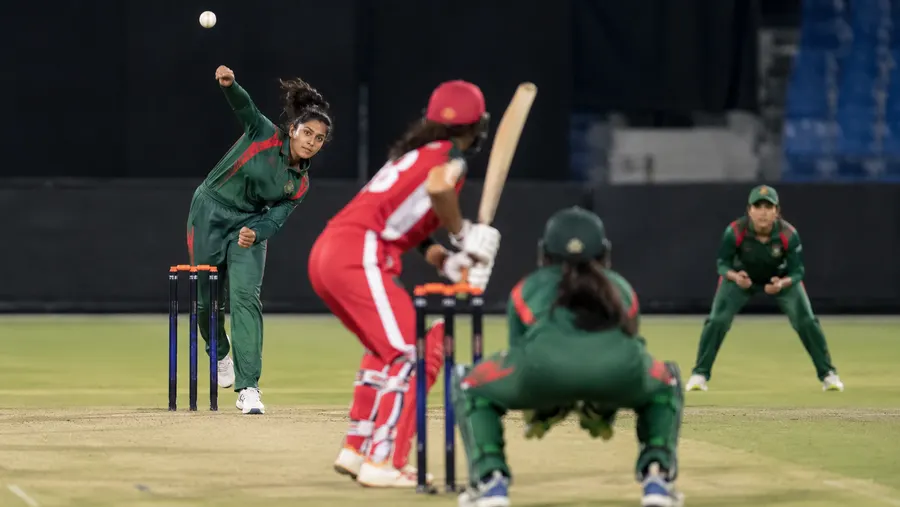 ম্যাচের সময় বল করছেন একজন Bangladesh বোলার, মাঠজুড়ে ফিল্ডাররা ছড়িয়ে আছেন